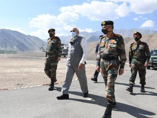 Thủ tướng Ấn Độ Narendra Modi gặp binh sĩ tại căn cứ ở khu vực Nimu của Ladakh. Ảnh: REUTERS