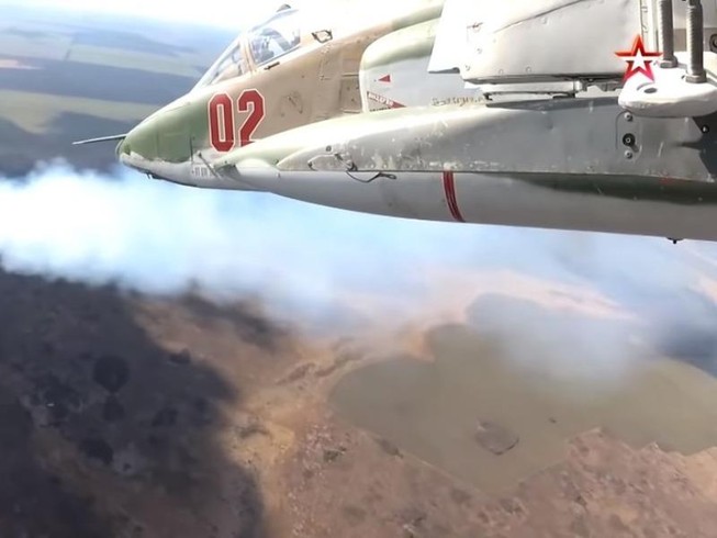 Ảnh cắt từ video Nga thử nghiệm phiên bản hiện đại nhất của Su-25. Ảnh: ZVEZDA