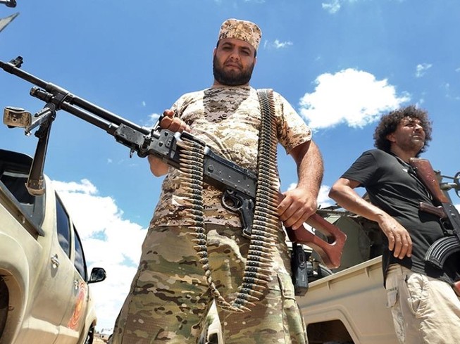 Lực lượng chính phủ Tripoli bảo vệ khu vực Abu Qurain, nằm giữa thủ đô Tripoli và TP Benghazi. Ảnh: Mahmud Turkia/AFP
