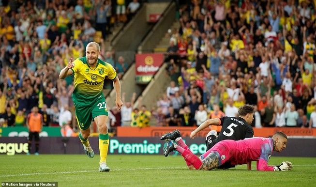 Thua sốc Norwich City, Man. City ‘hụt hơi’ trước Liverpool
