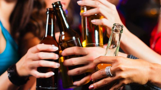 Uống rượu bia hằng ngày làm tăng nguy cơ mắc bệnh đột quỵ
