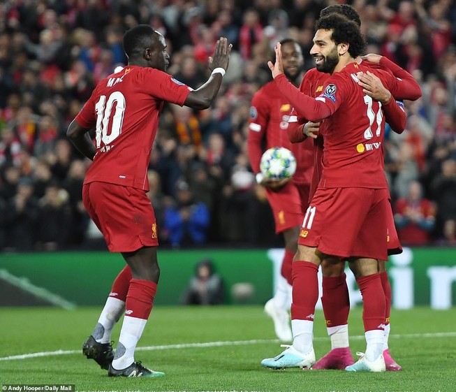 Hàng thủ tệ hại, Salah hóa người hùng giúp Liverpool thắng khó