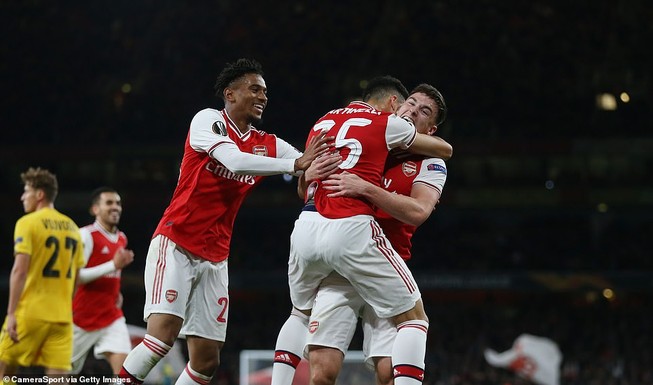 MU chia điểm nhàm chán, Arsenal thắng dễ