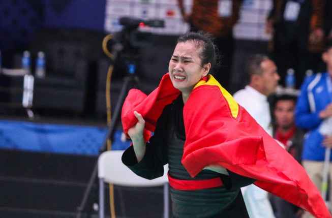 Nén đau thi đấu, Trần Thị Thêm giành HCV môn Pencak Silat