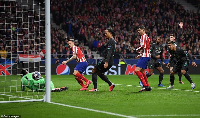 Atletico Madrid tử thủ, Liverpool gặp khó tại Champions League