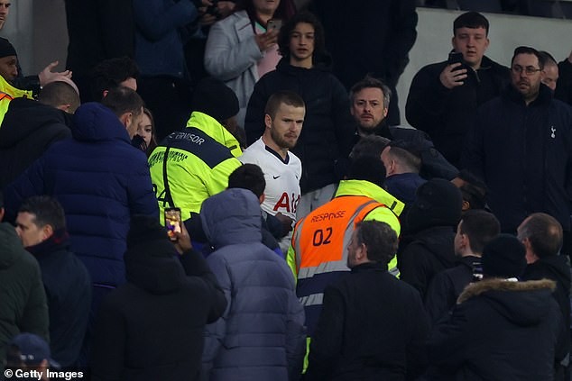 Sao Tottenham xô xát với CĐV, HLV Mourinho bênh vực học trò