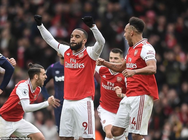 Cột dọc, xà ngang cứu thua, Arsenal nhọc nhằn giành 3 điểm