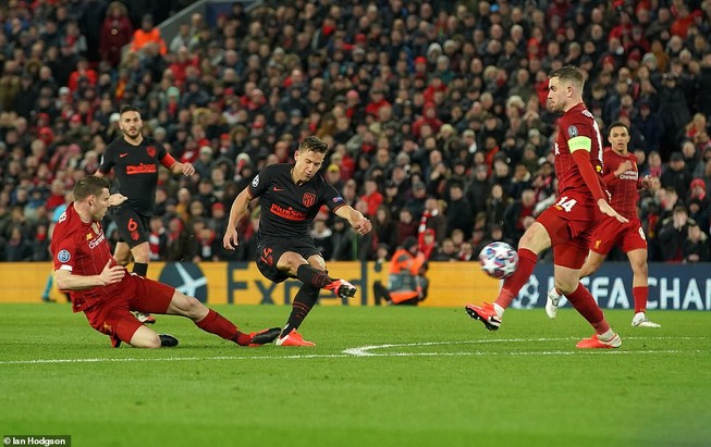 Thua ngược tại Anfield, Liverpool trở thành cựu vương