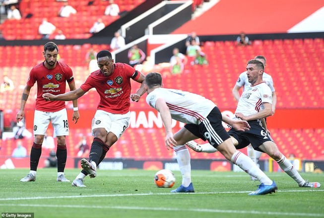 Martial lập Hat-trick, Man. United tiếp tục đeo bám Chelsea