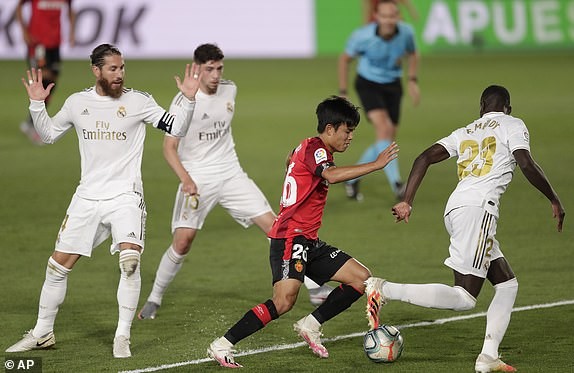Ramos lập siêu phẩm, Real Madrid đòi lại ngôi đầu từ Barcelona