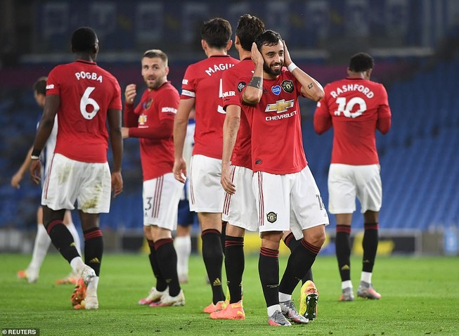 Fernandes lập cú đúp, MU duy trì thế bám đuổi với Chelsea