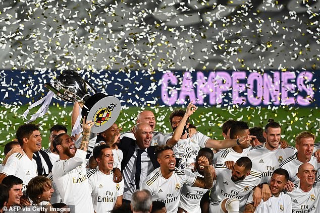 Benzema lập ‘cú đúp’, Real Madrid lên ngôi vô địch La Liga
