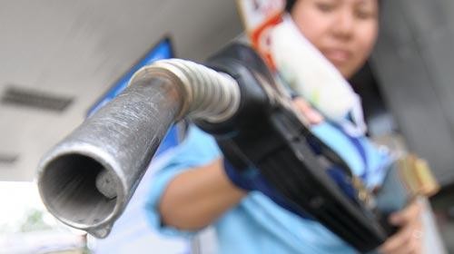 Xăng giảm gần 180 đồng/lít từ 15 giờ hôm nay