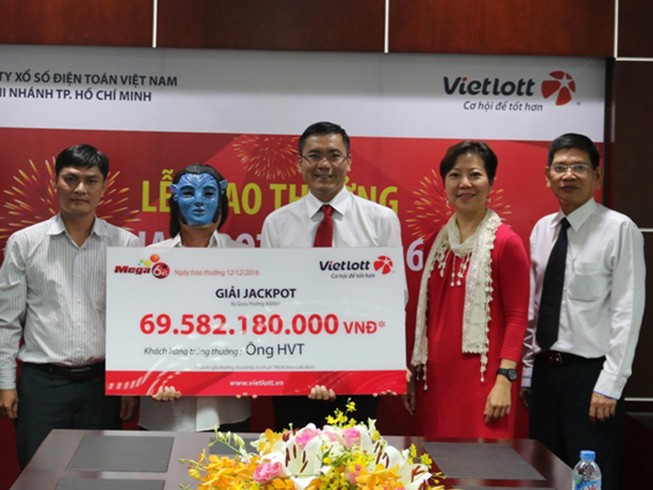Người trúng Vietlott đội tóc giả nhận thưởng 69 tỉ đồng