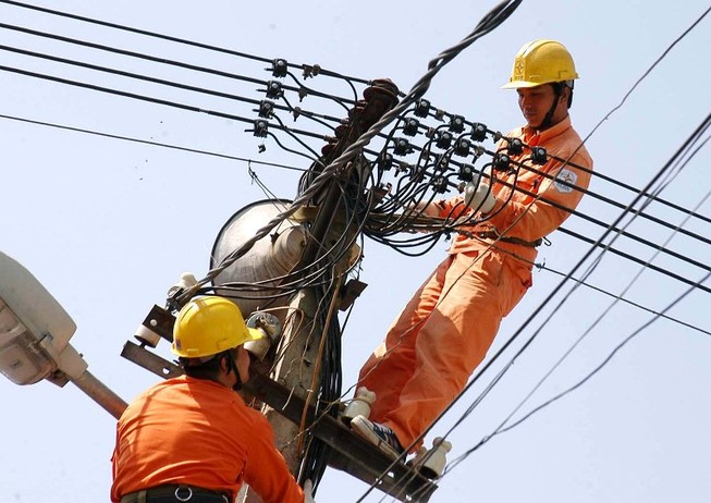Mất điện ngày nắng nóng, điện lực xin lỗi khách hàng