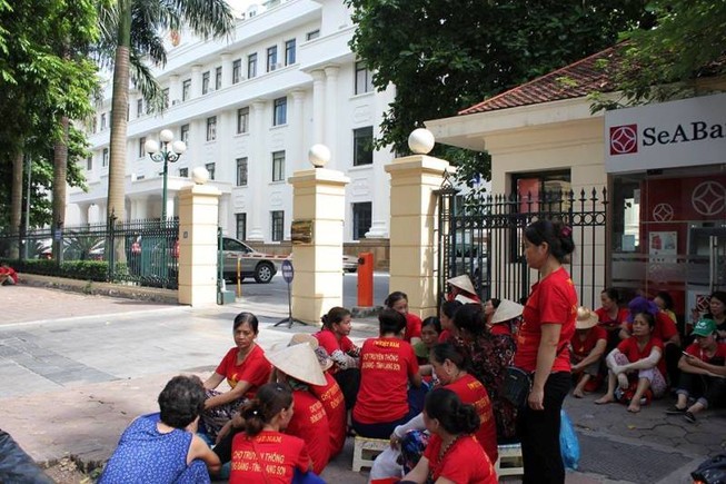 Dân kéo đến Bộ Công Thương phản đối phá bỏ chợ