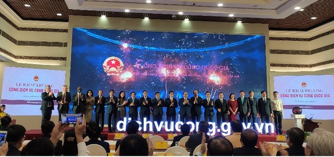 Người dân làm thủ tục mua điện qua Cổng dịch vụ công quốc gia
