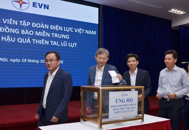 EVN hỗ trợ đồng bào miền Trung hơn 2 tỉ đồng