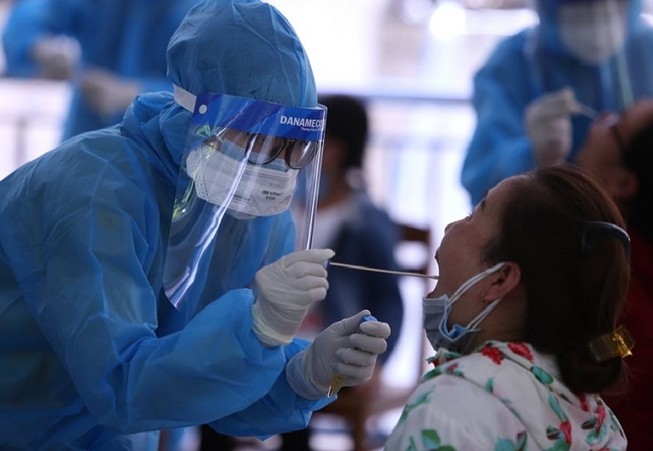 Lấy mẫu xét nghiệm 760 khách du lịch trước khi rời Đà Nẵng