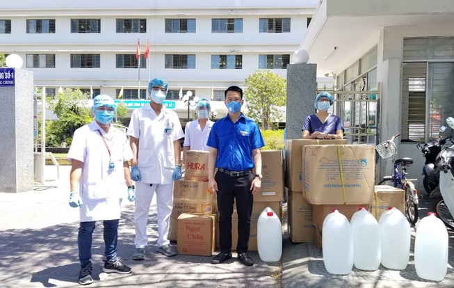 Các cầu thủ tuyển Việt Nam ủng hộ 300 triệu đồng cho Đà Nẵng