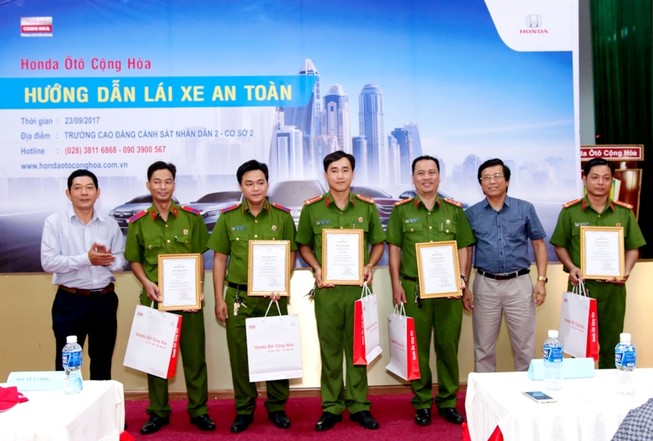 Chiến sĩ lái xe an toàn cùng Honda Ôtô Cộng Hòa