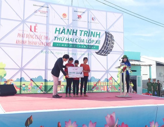 Toyota tặng sân chơi cho trẻ em Bạc Liêu