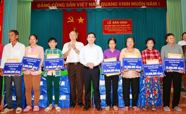 Quỹ Lawrence S. Ting tặng 12 nhà tình thương cho người nghèo