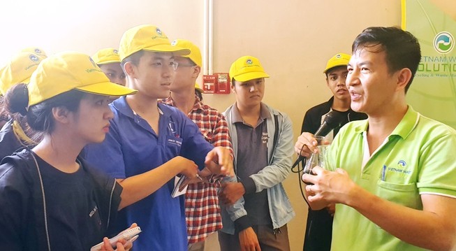 Gần 30 sinh viên môi trường tham quan bãi rác Đa Phước
