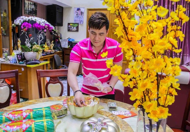 Khánh Phương tặng 200 phần quà cho người thân, bạn bè dịp tết
