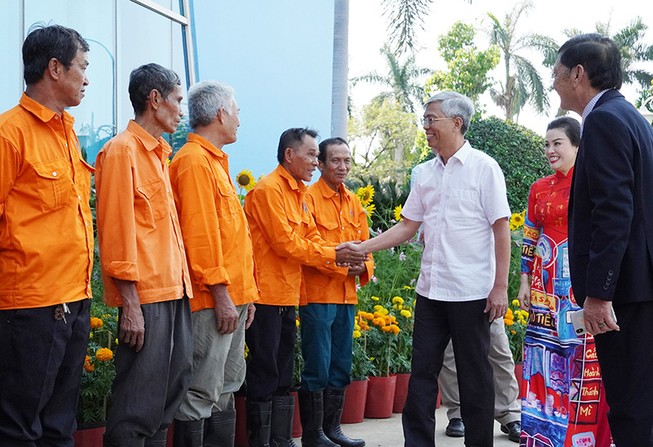 Lãnh đạo TP.HCM chúc tết, lì xì công nhân rác Đa Phước