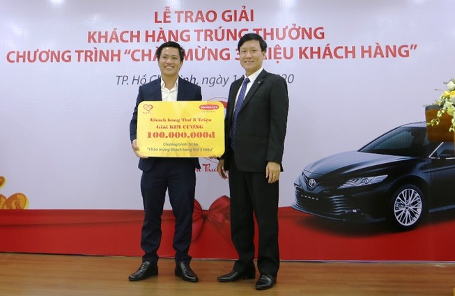 Trao giải thưởng chương trình 'Chào mừng 3 triệu khách hàng'