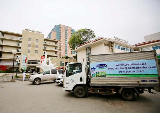 Vinamilk 'chi viện dinh dưỡng' cho y, bác sĩ BV Bạch Mai