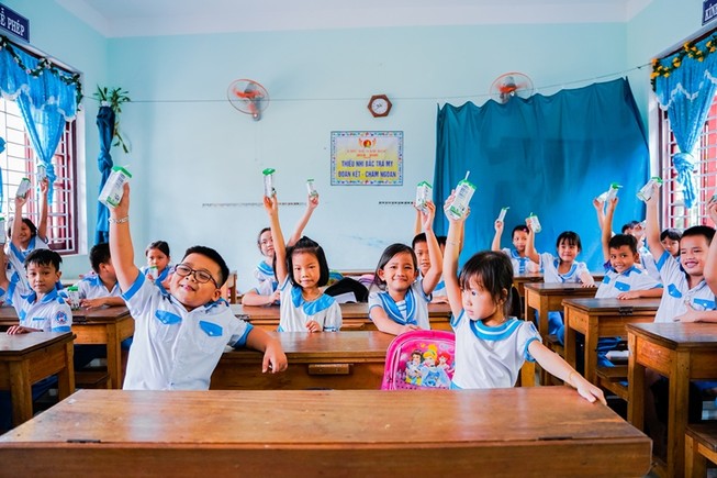 Học sinh 6 huyện miền núi Quảng Nam được uống sữa miễn phí