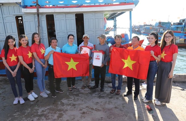 Đồng hành cùng "Một triệu lá cờ Tổ quốc cùng ngư dân bám biển"