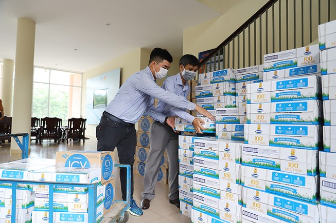 Vinamilk đồng hành cùng “Khúc ruột miền Trung” chống COVID-19