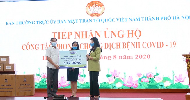 Vinamilk tiếp tục ủng hộ 8 tỷ đồng chống dịch COVID-19