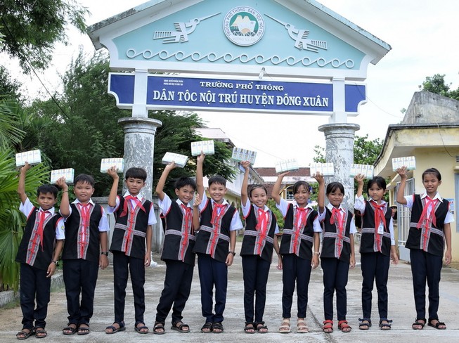 Quỹ sữa Vươn cao VN trao 83.400 ly sữa cho trẻ Phú Yên