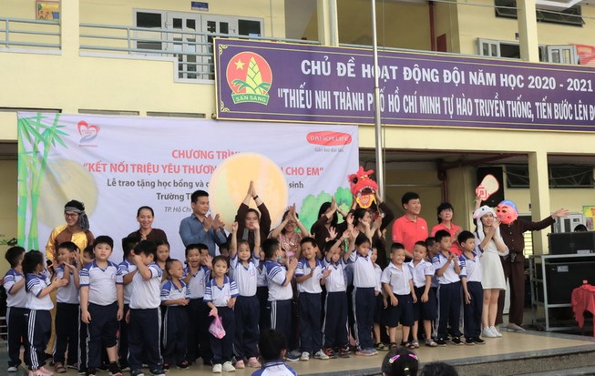 Dai-ichi Life Việt Nam mang Trung thu đến với học sinh TP.HCM