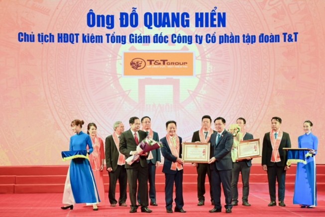 “Bầu” Hiển được trao tặng Huân chương Lao động hạng Nhất