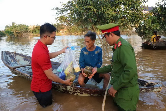 Vietlott tặng nhu yếu phẩm đến người dân Hà Tĩnh, Quảng Bình