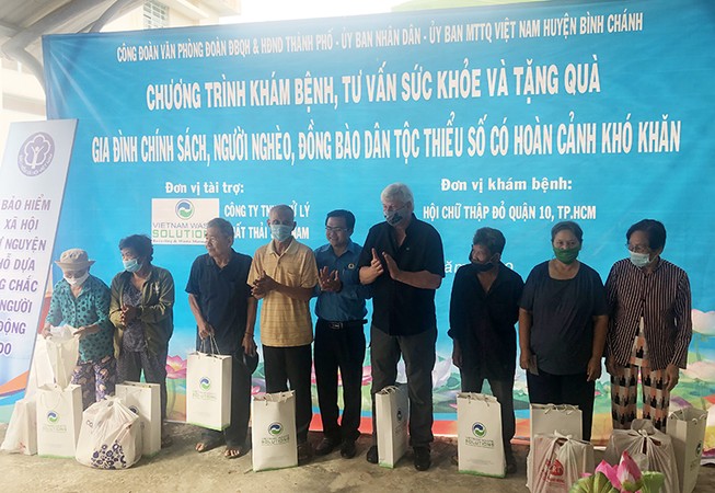 Tặng quà, khám bệnh cho hơn 300 hộ nghèo ở Bình Chánh