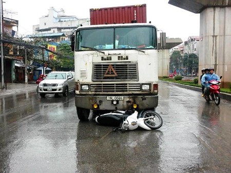 Tài xế container cố tình đâm thẳng vào xe CSGT