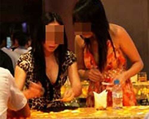 Xin làm tiếp tân, bị đề nghị khỏa thân cho xem... 3 vòng