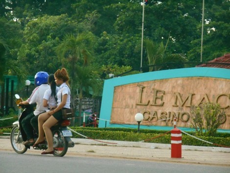 Gái bán dâm ở sòng bài biên giới
