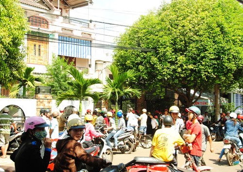 Đôi vợ chồng có nhiều vết đâm, gục trong căn phòng đóng kín