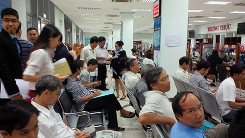 Người dân ùn ùn kéo nhau đến đổi GPLX khiến Sở GTVT quá tải