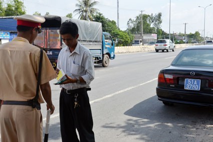 Nhiều ô tô biển số xanh vi phạm trật tự an toàn giao thông