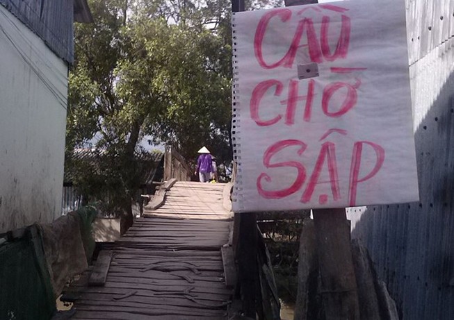 Người dân treo biển 'cầu chờ sập' để cảnh báo ở miền Tây