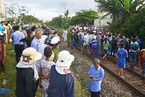 Người đàn bà nghe điện thoại bị tàu hỏa kéo lê 70 mét