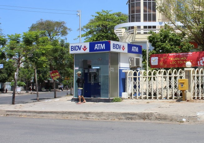 Tạm giữ một người nước ngoài dùng thẻ visa giả rút tiền